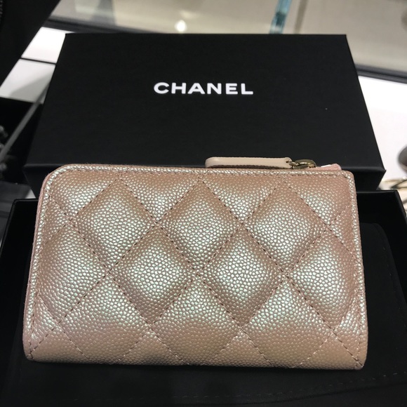 ⛔️SOLD⛔️ Chanel 🦄 19S Pearly Beige O Key - Picture 2 of 8